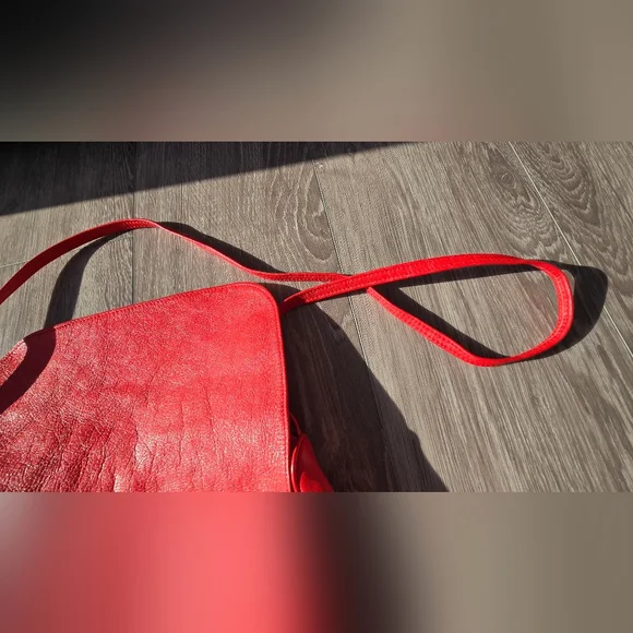 Vintage Samantha Scott Red Genuine Leather Crossbody Flap Bag — Bold Cherry Red - Picture 8 of 15